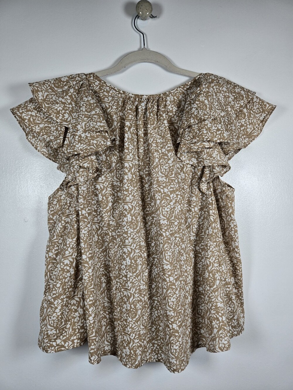 Universal Thread Tan White Ditsy Floral Flutter Sleeve Ruffle Top Size Medium - Picture 7 of 11